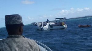 La Armada y Sistema 911 rescatan a 14 personas estaban a la deriva en alta mar