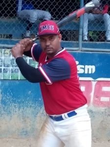 El Rojo gana dos y empata en primer lugar en la liga Emce El Rojo gana dos y empata en primer lugar en la liga Emce