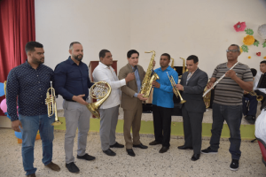 Minerd entrega instrumentos musicales a centro educativo de Santiago