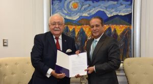 Isa Conde entrega en el Senado el anteproyecto de Ley de la Minería