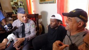 Acusado ataque a tiros mayor de la Policía se entrega; teme que lo asesinen