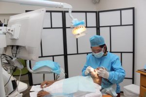 Odontóloga considera se deben bajar costos de los implantes
