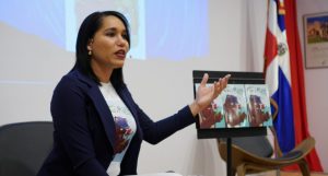 Lorenny Solano presenta obra literaria «El oso y la rosa»