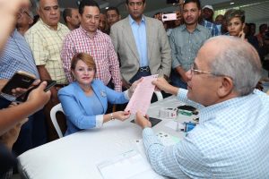 SAN JUAN: Lucía Medina inscribe su precandidatura a senadora