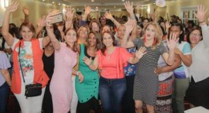 Karen Ricardo juramenta mujeres en su campaña por la Alcaldía de SDE