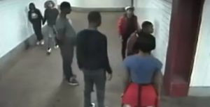 Policía NY persigue adolescentes asaltan en el tren usando gas pimienta