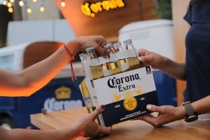 Corona intercambia plástico por cerveza en el mundo