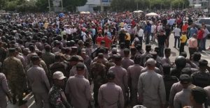 Pese a gran militarización, hubo protesta masiva cerca sede del Congreso Nacional