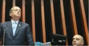 Dice uniformados permanecerán en el Congreso «el tiempo que sea necesario» Dice uniformados permanecerán en el Congreso «el tiempo que sea necesario»