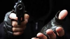 4 hombres asaltan dealer; cargan dinero, vehículos, computadora y celulares