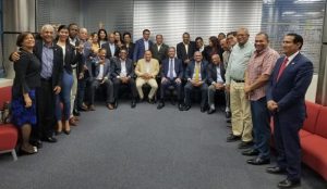 LF trata con legisladores y su equipo sobre agenda en defensa Constitución