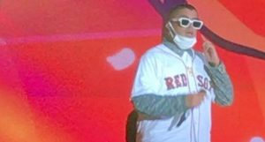 Bad Bunny rinde tributo a David Ortiz durante concierto en Santo Domingo