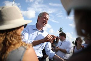 Alcalde de NY se mete en problemas por usar lema revolución cubana