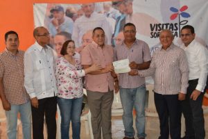MONTECRISTI: Gobierno entrega RD$3 millones a ganaderos para un camión MONTECRISTI: Gobierno entrega RD$3 millones a ganaderos para un camión