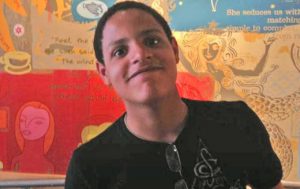 Demanda a NY alumno latino con rostro quemado en clase de química