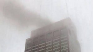 Un muerto tras chocar helicóptero a un rascacielos en zona de Midtown