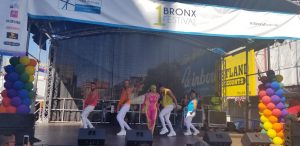 Condadado del Bronx reconoce a la artista urbana La Insuperable