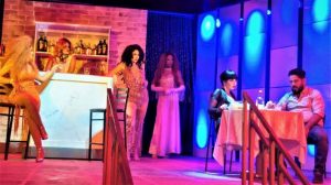 La noche pario una jinetera, expone a la mujeres invisibles