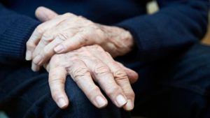 Parkinson: 4 síntomas que indican tienes más probabilidades padecerlo