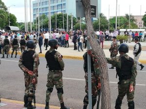 Una multitud fue al Congreso Nacional dominicano; muchos encendieron velas