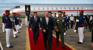 Presidente regresa y dice a periodistas «hablen con Reinaldo» de candidaturas