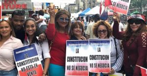 Protestas contra enmienda Constitución se trasladan a Santiago y Nueva York