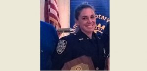 Oficial de NY acusada contratar a sicario comparece ante la justicia