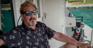 McAfee exige «régimen corrupto de RD» que se disculpe por trato a sus perros McAfee exige «régimen corrupto de RD» que se disculpe por trato a sus perros