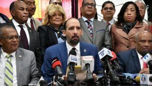 Leonel y diputados que le siguen exigen el retiro de uniformados del Congreso