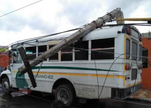 SDE: Ventarrón tumba once postes eléctricos y deja sectores sin servicio