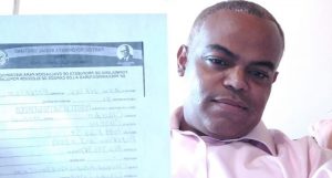 Claudio Castillo inscribe candidatura por el PRSC