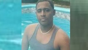 Matan a balazos a un Cabo de la Policía en  un “pica pollo” de barrio Villa Mella