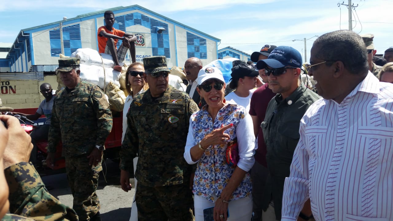 Embajadora de EEUU recorre frontera con altos mandos militares dominicanos imagen