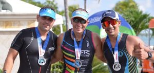 Atletas actúan en Triatlón Stonotri en Playa Nueva Romana