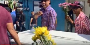 MOCA: Grupo de ciudadanos celebra en las calles la “muerte” de la reelección