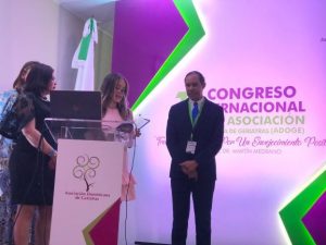 Dedican al doctor Martín Medrano «Primer Congreso Internacional de ADOGE»