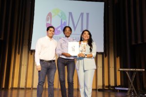 Ministerio de la Juventud y Acroarte entregan becas universitarias
