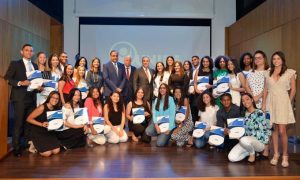 Unibe otorga becas a estudiantes meritorios