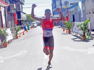 Barahona domina aquatlón en Día Olímpico de Nagua