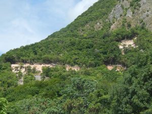 BARAHONA: Expertos ambientales temen destrucción montaña “El Derrumbao”