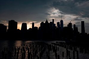 Miles de residentes en NY se quedan sin electricidad