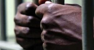 Policía acusa a dos haitianos de estafa, a otro de robar en vehículo