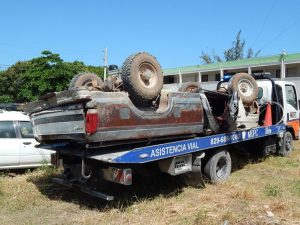 BARAHONA: Dos personas mueren al volcarsre camioneta en Santa Elena
