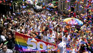 Nueva York celebra Orgullo Gay con marcha masiva, a 50 años de Stonewal