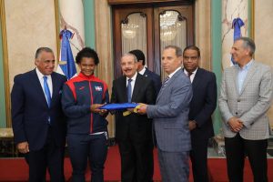 Presidente entrega bandera delegación actuará en Juegos Panamericanos