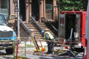 Gobernador de NY advierte rescindir contrato a ConEdison tras apagones