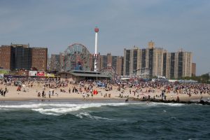 Encuentran una pierna y otros restos humanos en playa de Nueva York