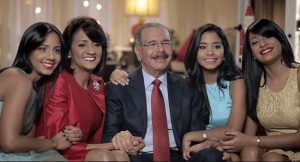 Ayer no hubo «visita sorpresa», DM celebró Día de los Padres en su casa