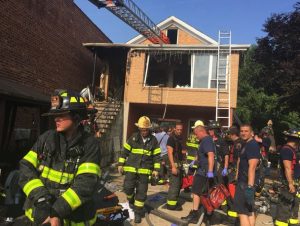 Madre e hijo afectados por incendio siguen delicados