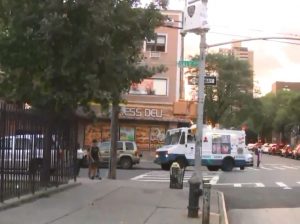 Apuñalan niño de 5 años en El Bronx mientras caminaba con su madre